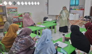Penyampaian materi 8 Domain Tahapan Perkembangan Anak dalam kegiatan IHT Guru RA Al Husnayain Bekasi