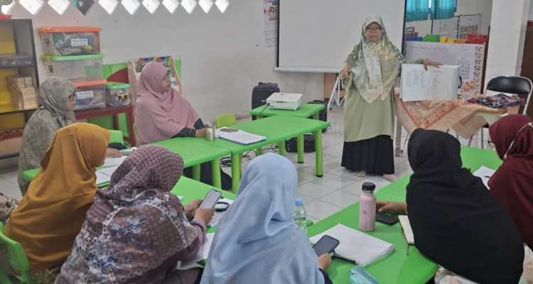 Penyampaian materi 8 Domain Tahapan Perkembangan Anak dalam kegiatan IHT Guru RA Al Husnayain Bekasi
