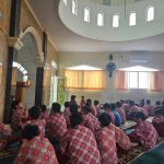 Suasana khidmat siswa SDIT Al Husnayain melaksanakan shalat zuhur berjamaah di masjid sekolah.