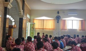 Suasana khidmat siswa SDIT Al Husnayain melaksanakan shalat zuhur berjamaah di masjid sekolah.