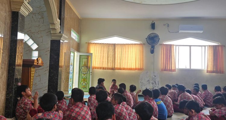 Suasana khidmat siswa SDIT Al Husnayain melaksanakan shalat zuhur berjamaah di masjid sekolah.