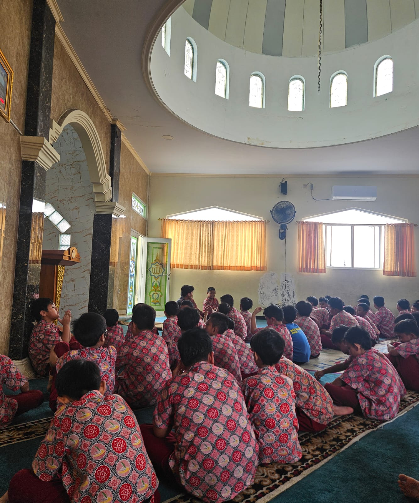 Suasana khidmat siswa SDIT Al Husnayain melaksanakan shalat zuhur berjamaah di masjid sekolah.