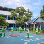Siswa Sekolah Islam Kreatif Al Husnayain berdiri sikap sempurna menyanyikan lagu Indonesia Raya saat jam istirahat.