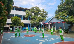 Siswa Sekolah Islam Kreatif Al Husnayain berdiri sikap sempurna menyanyikan lagu Indonesia Raya saat jam istirahat.