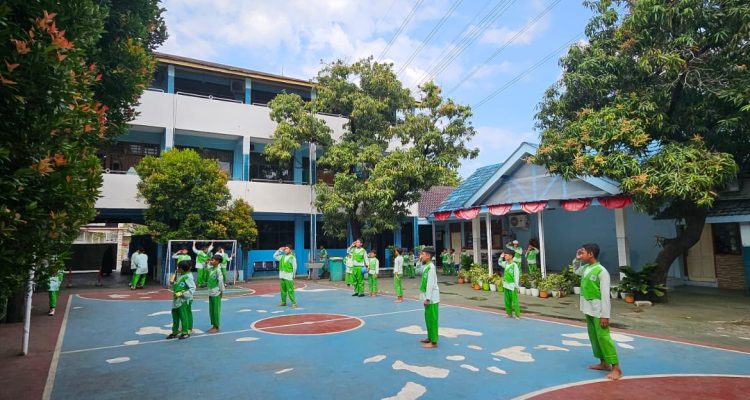 Siswa Sekolah Islam Kreatif Al Husnayain berdiri sikap sempurna menyanyikan lagu Indonesia Raya saat jam istirahat.