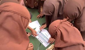 Foto siswa SDIT Al Husnayain mengikuti Explore and Solve Mission di SMPIT Al Husnayain.