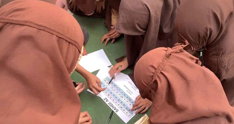 Foto siswa SDIT Al Husnayain mengikuti Explore and Solve Mission di SMPIT Al Husnayain.