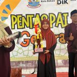 Siswa perwakilan SDIT Al Husnayain tersenyum bangga memegang piala Juara 1 MTQ Putri pada ajang Pentas PAI tingkat Kota Bekasi.