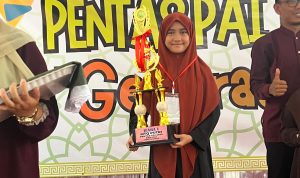 Siswa perwakilan SDIT Al Husnayain tersenyum bangga memegang piala Juara 1 MTQ Putri pada ajang Pentas PAI tingkat Kota Bekasi.