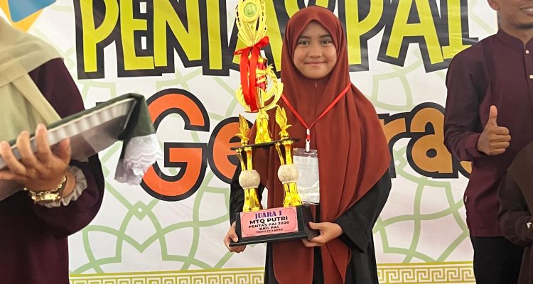 Siswa perwakilan SDIT Al Husnayain tersenyum bangga memegang piala Juara 1 MTQ Putri pada ajang Pentas PAI tingkat Kota Bekasi.